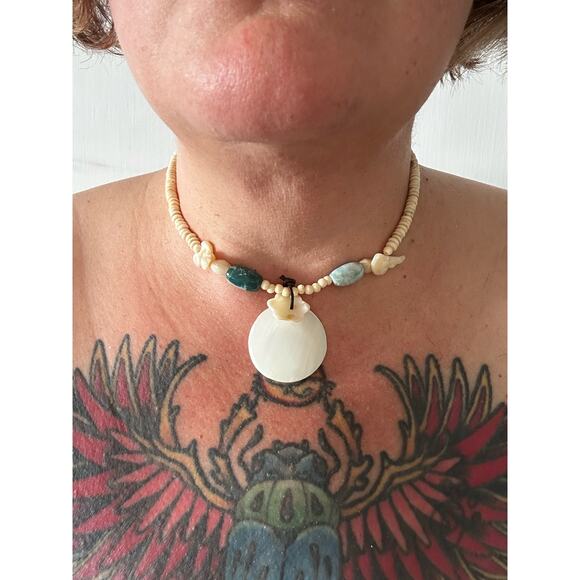 90s Shell Choker Necklace - Picture 2 of 5